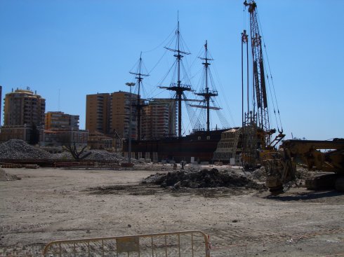 Interessantes, altes Schiff, leider komplett von Baustellen umgeben.