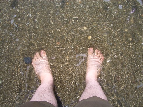 Füße im Meer (arschkalt!)