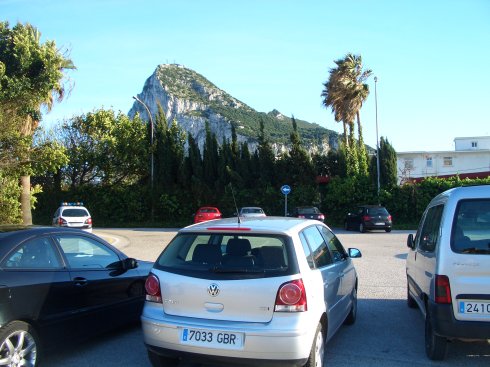 Unser Polo vor dem Felsen von Gibraltar