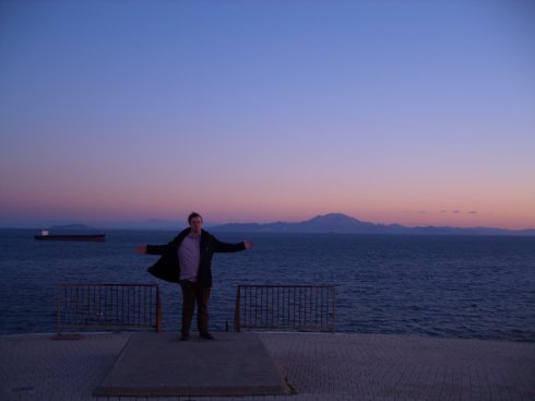 Ich, am südlichsten Punkt Europas mit der Straße von Gibraltar und Afrika im Hintergrund