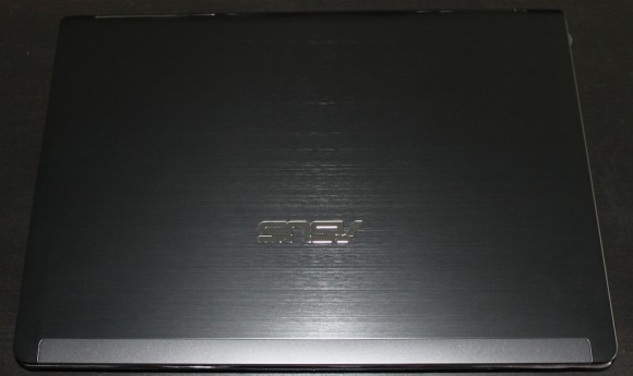 Asus UL80JT Testbericht - Unboxing - Notebook Display Deckel