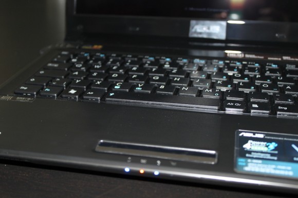 Asus UL80JT Testbericht - Unboxing - Tastatur und Touchpad
