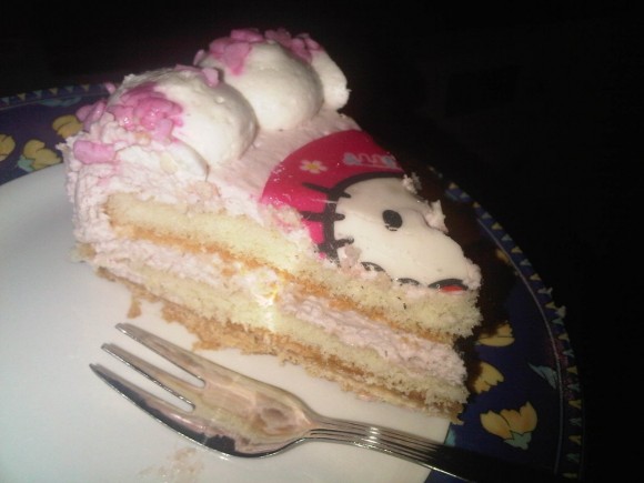 Hello Kitty Erdbeer-Sahne-Torte Stück