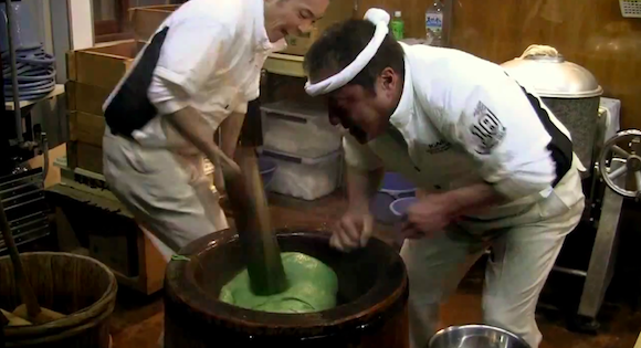 Dramatic Japanese rice cake making