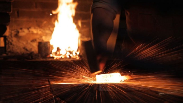 Handwerkskunst: The Birth Of A Tool – Part III: Damascus steel knife making