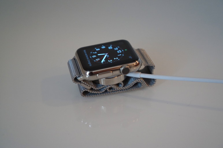Spigen Apple Watch Stand S330 Aluminium Uhrenständer Docking Station 01