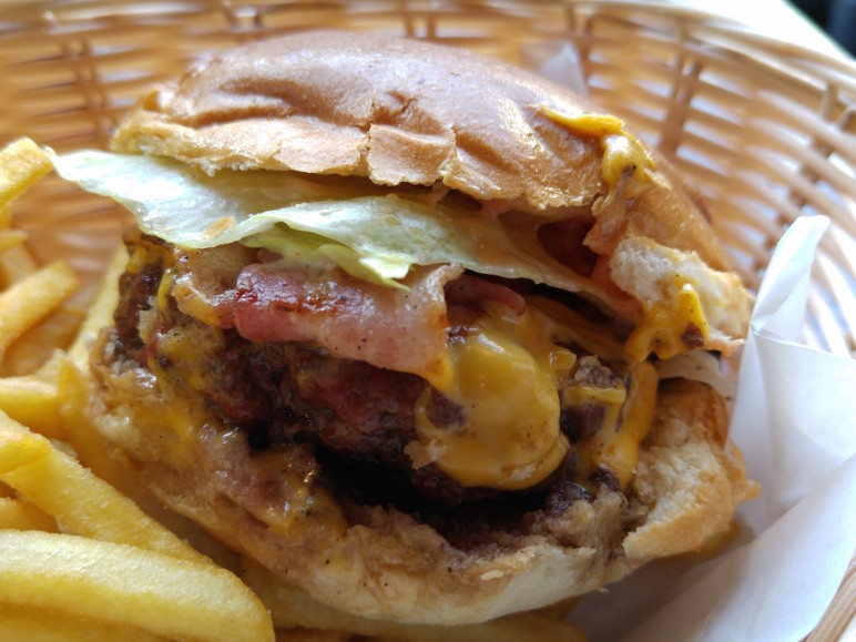 Bacon Cheese Burger bei Tommi's Burger Joint