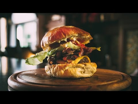 The Making of Tommi&#039;s Burger Joint&#039;s Bacon Cheeseburger