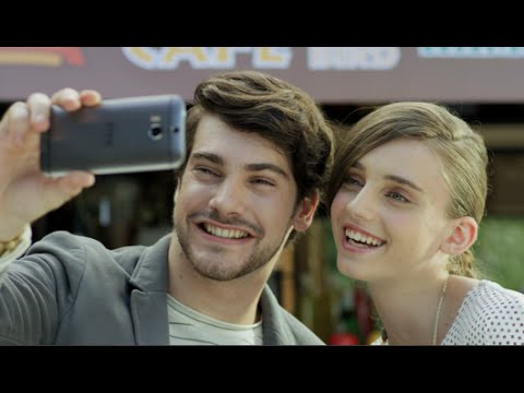HTC Eye Experience - Take selfies instantly with Auto Selfie and Voice Selfie
